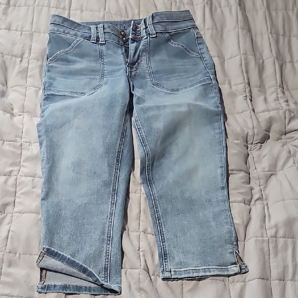 Vintage Blue Cropped Jeans with Relaxed Fit